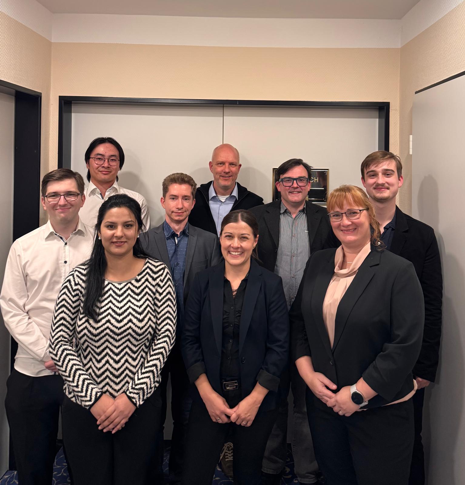 Luftaufnahme einer Kläranlage mit mehreren runden Becken und rechteckigen Filtrationsbecken.